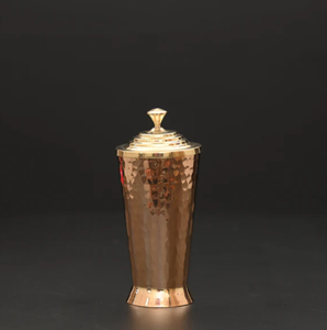 Sagesse traditionnelle avec élégance moderne Présentation de notre gobelet d'eau en cuivre premium méticuleusement conçu pour combiner - Product Image 1