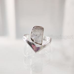 Bijoux en pierre brute Bague pour femme Pierre de lune arc-en-ciel naturelle Pierre précieuse Juin Pierre de naissance V Couronne Bijoux Bague en argent sterling 925 - Product Image 1