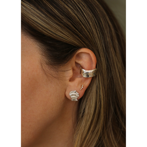 Boucles d'oreilles clous tendance en argent avec zircon, motif floral et chiffres, idéales pour les fêtes, les fiançailles ou comme cadeau - Product Image 1