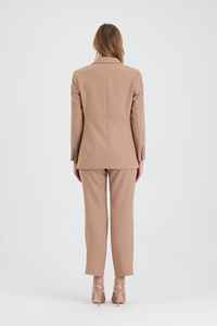 Ensemble de costume beige pour femmes de qualité supérieure avec blazer et pantalon à épaules cloutées pour femmes vêtements de bureau tissés de luxe perlés/prêts à être expédiés - Product Image 6