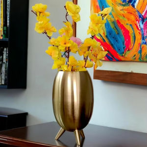 Grande qualité à prix raisonnable dans un vase à fleurs en métal poli à l'or idéal pour le design d'intérieur de maison festive - Product Image 1