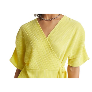 Top Halogen Pliss Wrap in chiffon giallo celandina taglia grande per primavera/estate - Product Image 2