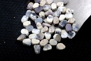 25 pièces opale taillée à la main taille brute 12-14 MM qualité impressionnante opale commune brute opale dendritique naturelle faisant des bijoux bruts non traités - Product Image 3