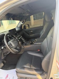 Toyota Land Cruiser VXR 7 places automatique turbo SUV intérieur cuir pneus R20 feux LED 2024 - Product Image 3