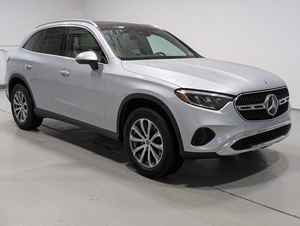 Mercedes-Benz GLC 300 AWD 4MATIC 2025, SUV de lujo, motor híbrido ligero turbo de 4 cilindros en línea de 2.0L que produce 255 hp - Product Image 3