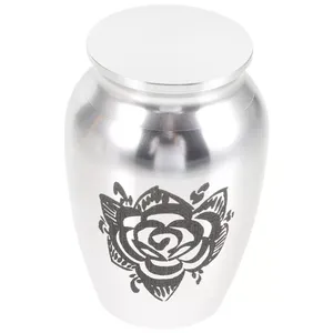 Urna Funeraria de Aluminio Estilo Americano Pintada en Plata con Grabado Floral, Duradera y Ecológica - Product Image 2