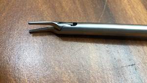 Aplicador de clips Kara Mediclust color naranja, se refiere a un instrumento médico quirúrgico utilizado para aplicar clips quirúrgicos de gran tamaño. - Product Image 4