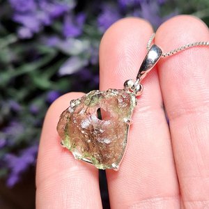 Colgante de Moldavita Chapado en Oro Vintage con Orificio, Collar de Meteorito Genuino para la Transformación - Product Image 5