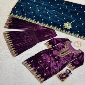Conjunto Sharara de Terciopelo Viscosa para Fiesta con Top Bordado con Microaplicaciones, Parte Inferior Cosida y Dupatta con Potli - Product Image 6