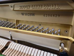 Piano Vertical Yamaha W102bw de Calidad Japonesa, 88 Teclas, Rendimiento Profesional, Sonido Potente y Claro, Estilo Clásico, Listo para el Escenario - Product Image 5