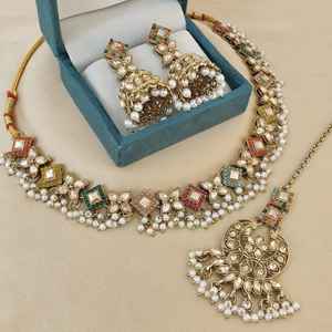 Collar tradicional de calidad premium con hermosos pendientes Jhumki y Combo Maang Tikka perfecto para bodas, ocasiones festivas - Product Image 3