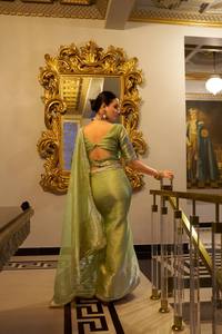 Nouveau créateur de mode Sari en tissu miroitant avec Zari tissage travail paillettes dentelle bordure Saree et chemisier Collection de fête de mariage - Product Image 3