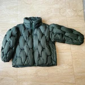 Parka oversize de luxe pour hommes, armure carrée, col haut, manteau à bulles chaud avec design décontracté, tissu en toile épaisse - Product Image 3