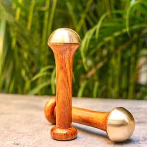 Bộ hai máy mát xa Kansa vataki bằng gỗ với đầu bằng đồng được đánh bóng-công cụ Ayurvedic tiện dụng để thư giãn chân và cơ thể - Product Image 1