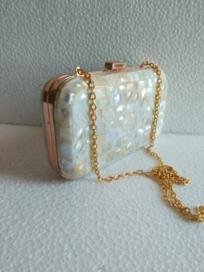 Bolso de Mano de Resina Bohemio de Lujo Hecho a Mano y Personalizado para Bodas y Fiestas, con Diseño Moderno y Personalización de Logotipo en Color - Product Image 4