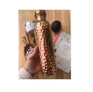 Botella de agua de cobre a prueba de fugas con acabado martillado elegante para una hidratación Ayurvédica sin toxinas para un estilo de vida activo - Product Image 1