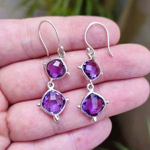 Boucles d'oreilles pendantes en argent sterling 925 avec améthyste, faites à la main, pierre précieuse naturelle violette, taille coussin et briolette, idée cadeau tendance - Product Image 1