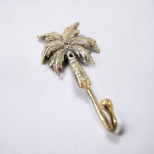 Crochets muraux traditionnels en laiton complètent les meubles en bois et ajoutent des accents métalliques chaleureux aux pièces de la maison. - Product Image 3