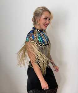 เสื้อคลุมเบอร์เลสก์สวยงามหรูหรา ปักลายด้วยลูกปัดและเลื่อม ติดตั้งที่คอ ทรงตรง ประดับมุก เหมาะสำหรับงานเทศกาล - Product Image 3