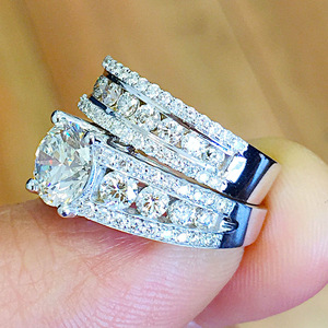 Anello di fidanzamento da donna F922 in oro bianco con diamante coltivato in laboratorio, taglio rotondo brillante, colore G, con pietre laterali - Product Image 4