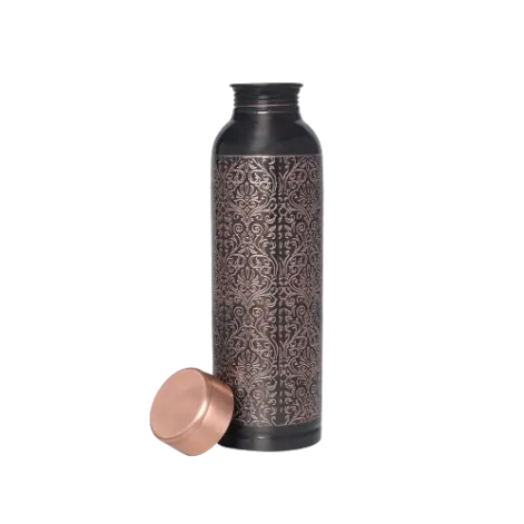 Декоративная индийская премиальная медная резьба бутылка для воды с черным антикварным дизайном Глянцевая бутылка для здоровья для аюрведической пользы