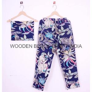 Conjunto de Pijama de Algodón 100% Hecho a Mano con Cuello en V, Diseño Floral Personalizable, Suave - Product Image 3