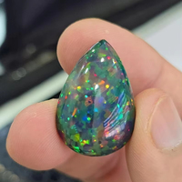 Opale noire éthiopienne synthétique (créée en laboratoire) taille cœur cabochon. Haute qualité 17 carats de classe mondiale avec jeu de couleurs/effet de feu