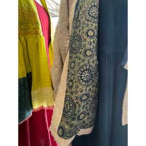 Veste NILGIRI en laine/soie teinte chartreuse pour la saison printanière - Product Image 4