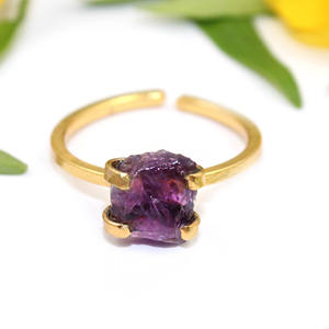 Anillo de piedra de amatista en bruto Natural de moda contemporánea anillo ajustable de ajuste de punta chapada en oro para ella joyería al por mayor India - Product Image 1