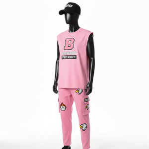 ชุดเสื้อยืดแขนกุดสีชมพูผ้าคอตตอนผสมโพลีเอสเตอร์พรีเมียม กางเกงคาร์โก้พิมพ์ลาย DTF ปักโลโก้ตามสั่ง ชุด 2 ชิ้น สำหรับผู้ชาย - Product Image 1