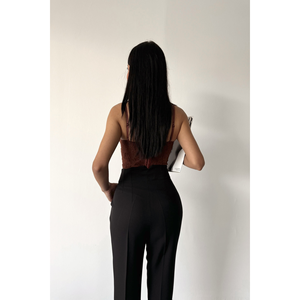 กางเกงขายาวผ้าซาตินสีดำสำหรับผู้หญิง ดีไซน์หรูหราพร้อมดีเทลเข็มขัด - Product Image 5