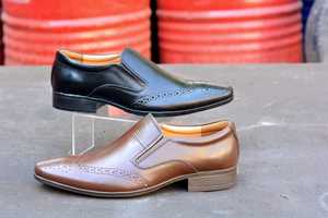 Descubre zapatos de moda de hombre de alta calidad en cuero genuino con mocasines elegantes para salidas casuales y ocasiones formales - Product Image 6