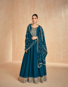 Impresionante Vestido Anarkali de Diseño Indio-Pakistaní en Tela de Seda Premium con Bordado Zari y Lentejuelas, Exclusivo para Fiestas y Bodas - Product Image 5