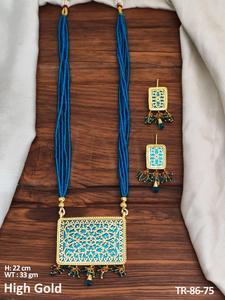 ชุดเครื่องประดับเทวะแบบเดี่ยว ดีไซน์รูปทรงสี่เหลี่ยมผืนผ้า งานทองขัดเงาอย่างดี สำหรับงานปาร์ตี้ สไตล์หรูหรา - Product Image 3