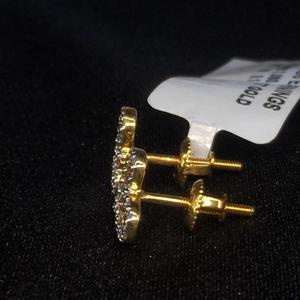 ต่างหูรูปหัวใจประดับเพชร14k ประดับด้วยเม็ดสีทองสวยงามเหมาะสำหรับเป็นของขวัญที่สมบูรณ์แบบในสไตล์โรแมนติกที่ไม่มีใครเทียบได้ - Product Image 2