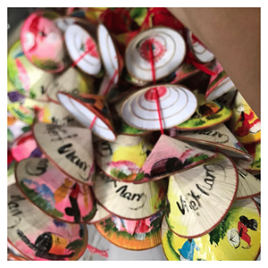 Chapeau conique vietnamien en feuilles de palmier de bambou pour souvenirs touristiques, décoration et costumes de festival, origine Vietnam - Product Image 1