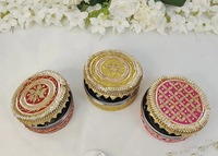 Gota Patti Design Laddu Boîte en acier pour les cadeaux de retour de festival Cadeaux de demoiselles d'honneur Mariage Bienvenue Paniers Baby Shower Giveaway Box