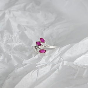 Anillo de Plata de Ley 925 con Tres Piedras de Rubí Natural Teñido, Engaste de Bisel, Bonito, Hecho a Mano, Elegante, para Mujer/Unisex, Ideal para Regalo - Product Image 5