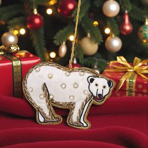 Adorno de Oso Polar Zari |   Oso de Tela con Cuentas y Contorno Dorado para Decoración Festiva, Invernal e Interior - Product Image 1