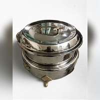 Eleganter Chafing Dish aus gehämmertem Edelstahl mit goldenem Messingständer für Buffet-Speisenwärmer