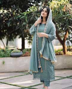 Costume pakistanais moderne racheté de créateur avec broderie élégante et détails de luxe pour mariages fêtes festives - Product Image 2