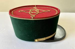 Chapeau français contemporain en gris ardoise avec un design minimaliste de la plus haute qualité rouge vert képi français - Product Image 3