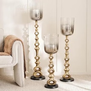 Porte-bougie unique en métal et en verre, accent décoratif moderne pour centre de table et intérieurs élégants - Product Image 1