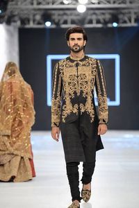 BELLE CRÉATEUR DE BRODERIE ZARI LOURDE SUR DES HOMMES ÉLÉGANTS KURTA AVEC PANTALON pour FÊTE/MARIAGE @ 2024 - Product Image 2