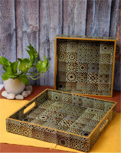 Ensemble de 2 plateaux de service carrés en bois MDF faits à la main Plateau décoratif élégant pour table à manger - Product Image 1