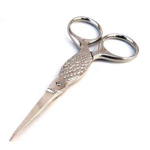 Ciseaux à ongles et à cuticules de couleur or les plus vendus avec broderie de logo personnalisée, ciseaux fantaisie 9 cm, ciseaux à manche élégant - Product Image 2