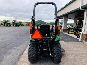 2022 Johnn Deere 24hp 2025R Modelo de tractor con implementos disponibles - Product Image 4