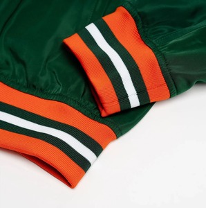 Chaqueta Bomber de invierno para hombre de alta calidad en estilo Varsity logotipo personalizado bordado impreso tela de satén High Street Style Varsity - Product Image 4