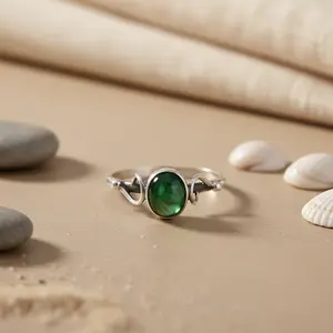 Anillo de Plata 925 con Gema Verde en Forma de Diamante Tallado para Mujer, Estilo Religioso Clásico, Engaste de Garra, Chapado para Uso Diario - Product Image 1