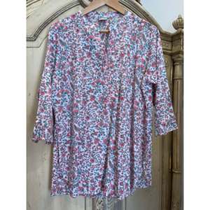 Chemise en mousseline Liberty Floral Heath avec imprimé floral bois de santal - Product Image 1